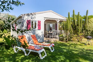 Camping Les Mouettes - Hébergements - Chalet Canopia Premium, 6 personnes, 3 chambres, 1 salle de bain - terrasse avec salon de jardin