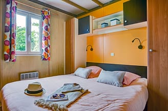Camping Les Mouettes - Accommodaties - Chalet Canopia Premium, 6 personen, 3 slaapkamers, 2 badkamers - master suite met 1 tweepersoonsbed