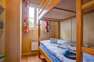 Camping Les Mouettes - Hébergements - Chalet Canopia Premium, 6 personnes, 3 chambres, 2 salles de bain - chambre enfant avec 2 lits superposés