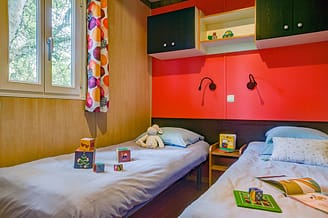 Camping Les Mouettes - Accommodaties - Chalet Canopia Premium, 6 personen, 3 slaapkamers, 2 badkamers - kinderkamer met 2 eenpersoonsbedden