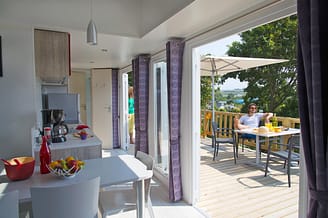 Camping Les Mouettes - Hébergements - Cottage Bahia Lodge Premium, 4 personnes, 2 chambres, 1 salle de bain - séjour et terrasse