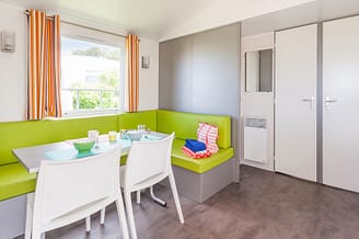 Les Mouettes campsite - Accommodation - Caraïbes Cottage, 4 flowers, 4 persons, 2 bedrooms, 1 bathroom - living area