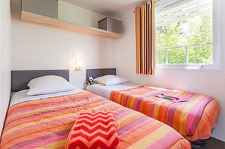 Les Mouettes campsite - Accommodation - Caraïbes Cottage, 4 flowers, 4 persons, 2 bedrooms, 1 bathroom - children’s bedroom with 2 single beds