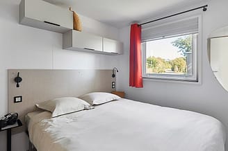Campingplatz Les Mouettes - Mietunterkünfte - Cottage Classic 4 Blumen, 6 Personen, 3 Schlafzimmer, 1 Badezimmer - Elternschlafzimmer mit Doppelbett