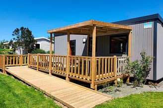 Les Mouettes campsite - Accommodation - Classic Cottage 4 flowers for persons with reduced mobility, 4  persons, 2 bedrooms, 1 bathroom - outdoors