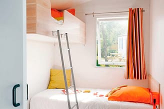 Camping Les Mouettes - Accommodaties - Cottage Classic 4 bloemen voor mensen met beperkte mobiliteit, 4 personen, 2 slaapkamers, 1 badkamer - kinderkamer