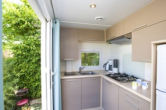 Les Mouettes campsite - Accommodation - Gardenia Cottage 3 flowers, 5 persons, 2 bedrooms, 1 bathroom - equipped kitchen