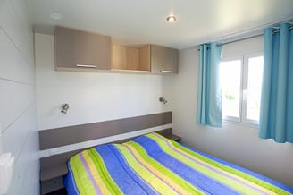 Les Mouettes campsite - Accommodation - Gardenia Cottage 3 flowers, 5 persons, 2 bedrooms, 1 bathroom - master bedroom with one double bed