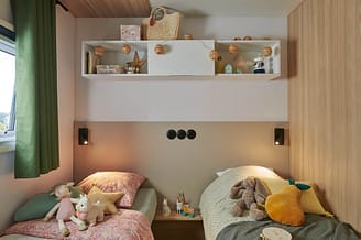 Camping Les Mouettes - Hébergements - Cottage Gardenia Premium, 6 personnes, 3 chambres, 2 salles de bain - chambre enfant avec 2 lits simples