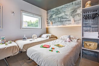 Camping Les Mouettes - Hébergements - Cottage Natura Premium, 5 personnes, 2 chambres, 2 salles de bain - chambre enfant avec 3 lits simples