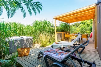 Camping Les Mouettes - Accommodaties - Natura Premium cottage met spa, 5 personen, 2 slaapkamers, 2 badkamers - terras met tuinmeubelen en spa