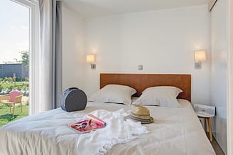 Camping Les Mouettes - Hébergements - Cottage Natura Premium avec spa, 5 personnes, 2 chambres, 2 salles de bain - chambre parentale avec 1 lit double