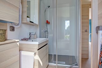 Camping Les Mouettes - Hébergements - Cottage Natura Premium avec spa, 5 personnes, 2 chambres, 2 salles de bain - salle de bain
