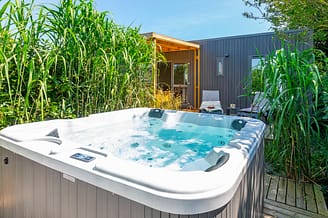 Camping Les Mouettes - Hébergements - Cottage Natura Premium avec spa, 5 personnes, 2 chambres, 2 salles de bain - terrasse avec spa