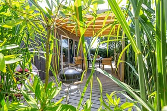Camping Les Mouettes - Hébergements - Cottage Natura Premium avec spa, 5 personnes, 2 chambres, 2 salles de bain - terrasse avec salon de jardin