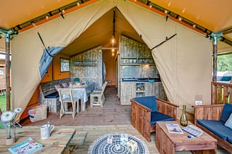 Camping Les Mouettes - Hébergements - Tente Glamping Natura, 4 fleurs, 6 personnes, 2 chambres, 1 salle de bain - Terrasse couverte et salon / séjour