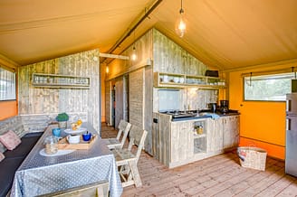 Camping Les Mouettes - Accommodaties - Glamping Natura-tent, 4 bloemen, 6 personen, 2 slaapkamers, 1 badkamer - woonkamer en keuken