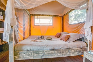 Camping Les Mouettes - Hébergements - Tente Glamping Natura, 4 fleurs, 6 personnes, 2 chambres, 1 salle de bain - chambre parentale avec 1 lit double