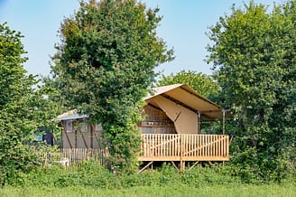Camping Les Mouettes - Hébergements - Tente Glamping Natura, 4 fleurs, 6 personnes, 2 chambres, 1 salle de bain - exterieur