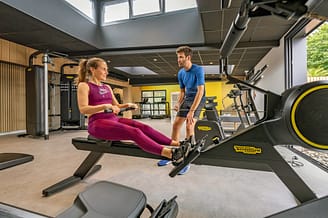 Campingplatz Les Mouettes - Aktivitäten und Animationen - Paar im Fitnessraum