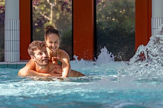 Camping Les Mouettes - Bien être - Couple dans la piscine couverte de l’espace de balnéothérapie