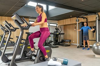 Camping Les Mouettes - Activités et animations - Couple à la salle de fitness