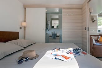 Camping Les Mouettes - Hébergements - Cottage Natura Premium avec spa, 6 personnes, 3 chambres, 2 salles de bain - chambre parentale avec 1 lit double