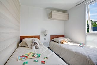 Camping Les Mouettes - Hébergements - Cottage Natura Premium avec spa, 6 personnes, 3 chambres, 2 salles de bain - chambre enfant avec 2 lits simples