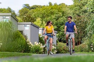 Campingplatz Les Mouettes - Mietunterkünfte - Paar auf dem Fahrrad in den Alleen