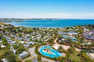 Camping Les Mouettes - Luchtfoto van het waterpark en de huisjes