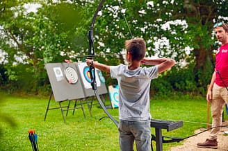 Les Mouettes campsite - Activities and entertainment - children trying archery