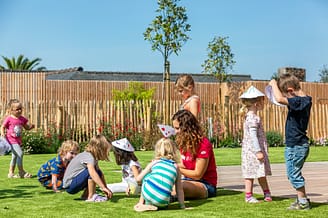 Camping Les Mouettes - Kinderanimatie - Groepsleiders en kinderen in de kinderclub