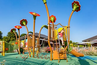 Campingplatz Les Mouettes - Kinderanimationen - Kinder, die auf dem Spielplatz „Les Acrobates“ spielen