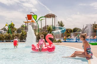 Les Mouettes campsite - The water park - A mother and her two daughters in the Aqua garden paddling pool