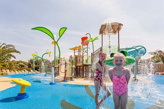 Les Mouettes campsite - The water park - Two children playing in the Aqua garden