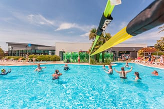 Camping Les Mouettes - Le parc aquatique - Enfant jouant au Blue Lagoon 