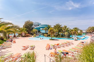 Camping Les Mouettes - Het waterpark - Uitzicht op de Blue Lagoon, de ligstoelen en de glijbaan