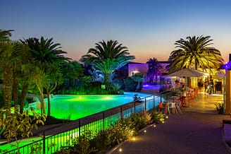 Camping Les Mouettes - Le parc aquatique - Vue du Blue Lagoon de nuit