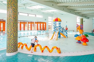 Camping Les Mouettes - Le parc aquatique - Enfants jouant dans la piscine couverte