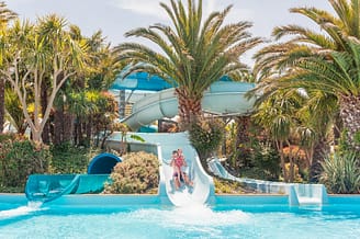 Camping Les Mouettes - Le parc aquatique - Père et sa fille sur le toboggan aquatique