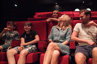 Camping Les Mouettes - Soirées & spectacles - Famille regardant un film au cinéma