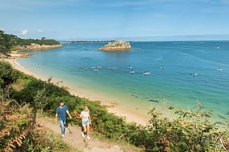 Les Mouettes campsite - Couple walking by the beach