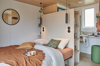 Camping Les Mouettes - Hébergements - Cottage Twin Premium, 8 personnes, 4 chambres, 3 salles de bain - chambre parentale avec 1 lit double