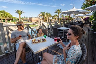 Camping Le Brasilia, restauration, famille au snack bar de la piscine