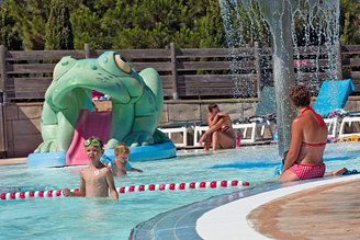 Camping Le Bois de Valmarie - Waterpark - Spelende kinderen en ouders in het peuterbad