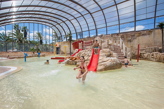 La Sirène campsite - Water park - Children having fun in the indoor pool