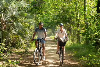 Couple qui fait du vélo sur le sentier botanique - Camping Fréjus Ecolodge L\'Etoile d\'Argens