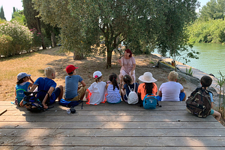 Geschichten, die für Kinder am Fluss erzählt werden - Campingplatz Fréjus Ecolodge L‘Etoile d\'Argens