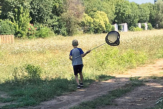 Kinderen jagen op vlinders - Camping Fréjus Ecolodge L\'Etoile d\'Argens