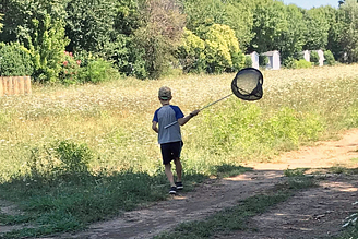 Kinder bei der Schmetterlingsjagd - Campingplatz Fréjus Ecolodge L‘Etoile d\'Argens